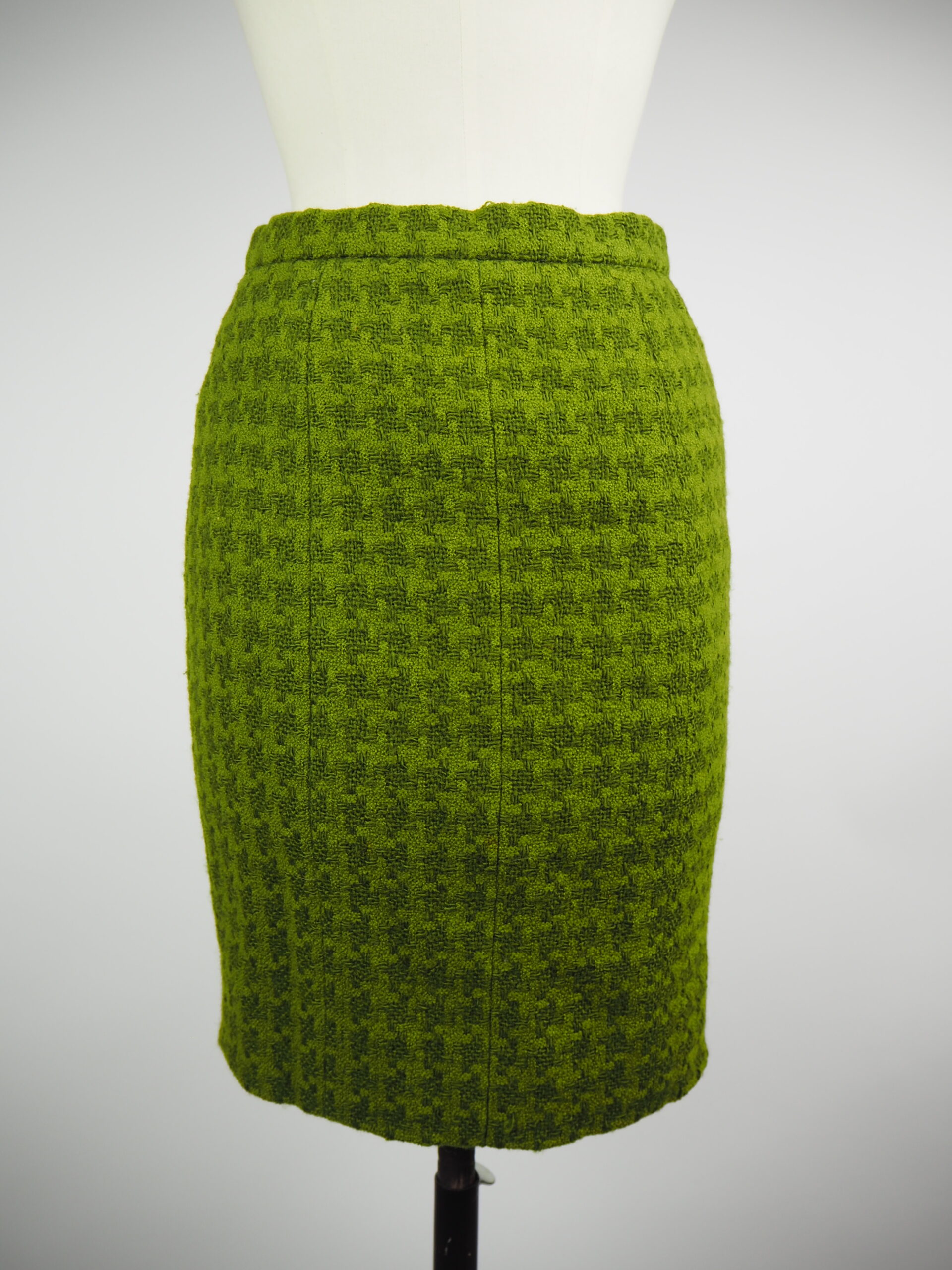 Introducir 77+ imagen chanel green skirt
