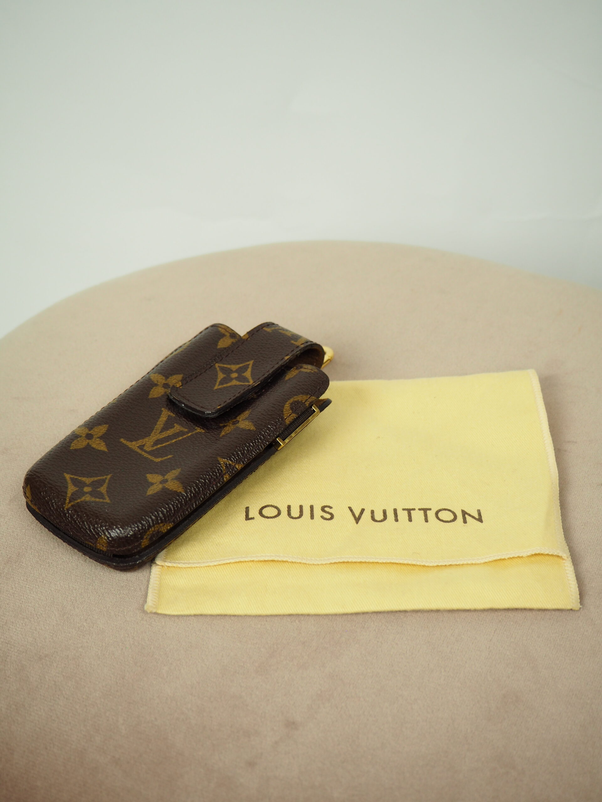 Louis Vuitton Brown Monogram Vintage Phone Case – Luxeparel